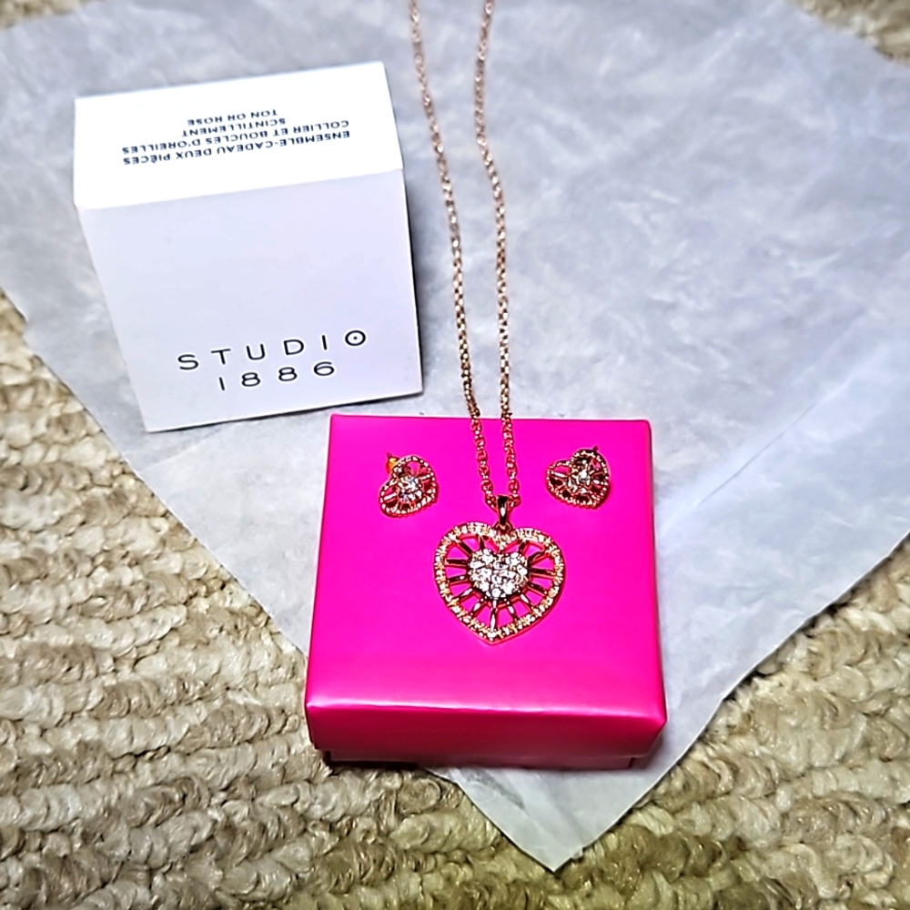 Avon, set of earrings and necklace